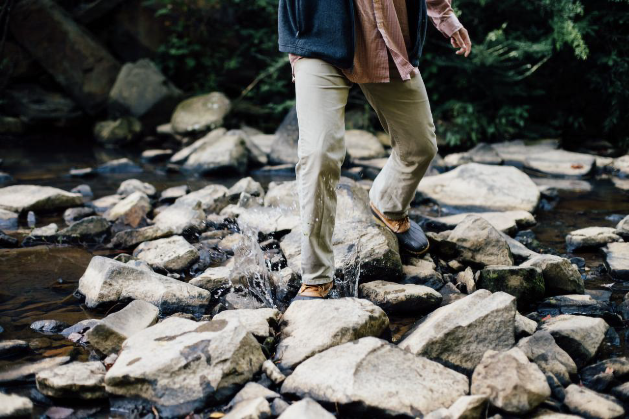 uomo sul torrente